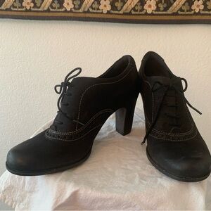 Ecco women’s oxford’s size 9, split leather 3.5” heel.